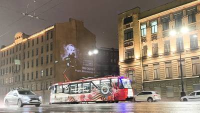 У трамвайного парка в Петербурге появилось световое граффити