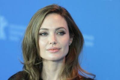 Актриса Анджелина Джоли продала картину Черчилля за $11,5 млн