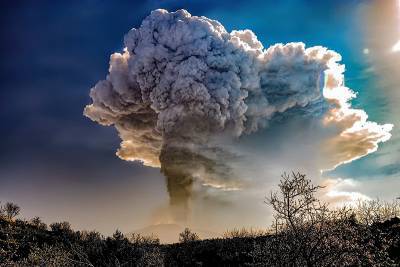 Сицилийский вулкан Этна начал извергать камни (видео)