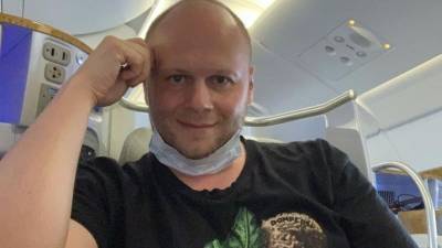 «Встал вплотную ко мне лицом»: известного авиапсихолога едва не избили в самолете