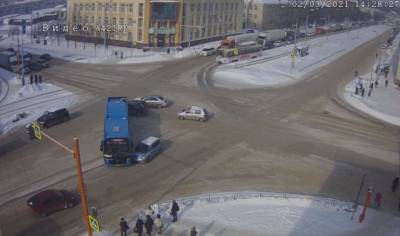 Момент ДТП с автобусом в центре Кемерова попал на видео