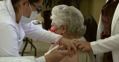 Минздрав: вакцина AstraZeneca помогает людям старше 70 лет