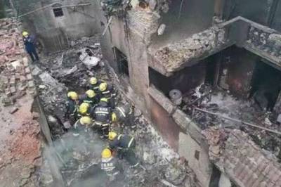 В Китае самолёт рухнул на жилые дома, погибли пять человек