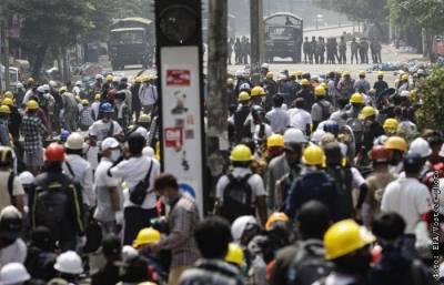 Полиция применила светошумовые гранаты против протестующих в Янгоне
