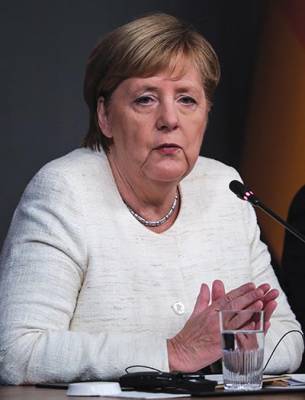 Меркель отказалась от публичной вакцинации