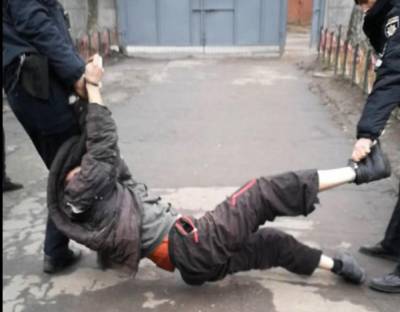 Душили коленом и тянули за наручники: сумских полицейских подозревают в насилии
