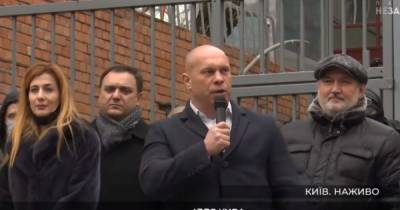 Кива под посольством ЕС в Киеве прокричал о "европейских ж*пах" (ВИДЕО)