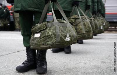За службу в армии по контракту высказалась почти половина россиян