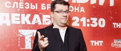 Гарик Харламов в честь своего юбилея стал ведущим в караоке-баре