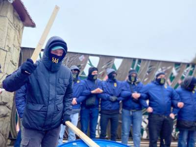 Пикет против бизнеса Козака и Медведчука: "Нацкорпус" заблокировал отель и завод на Львовщине