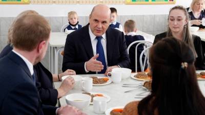 «Как нас кормили» — Мишустин пообедал в школьной столовой Барнаула