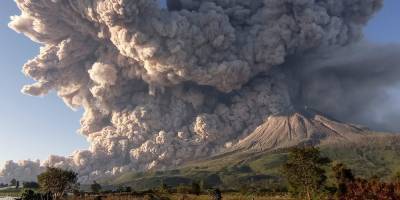 Начало извержения вулкана Синабунг на Суматре попало на видео