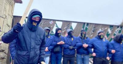На Львовщине активисты "Нацкорпуса" блокируют отель и завод, принадлежащих Козаку