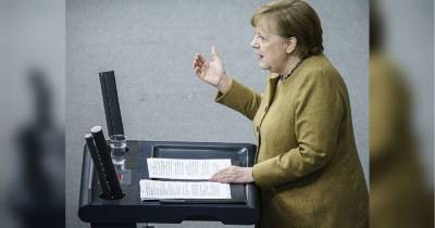 Особое фото в поздравлении Меркель для Горбачева напомнило о последствиях от водки