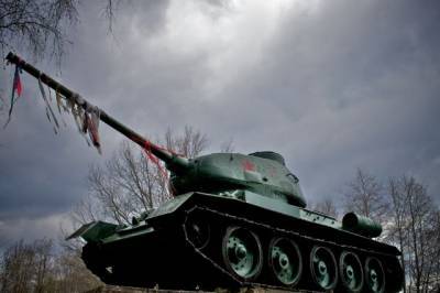 Посольство РФ требует найти вандалов, осквернивших танк Т-34 под Нарвой