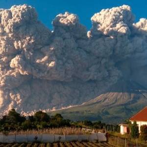 На Суматре проходит извержение вулкана Синабунг. Фото