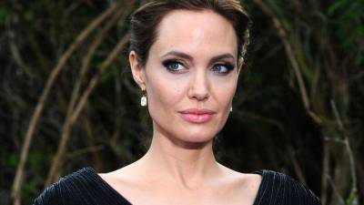 Анджелина Джоли выгодно продала подарок Питта - картину