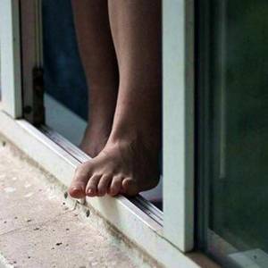 В Запорожье мать выпрыгнула из окна многоэтажки следом за дочерью