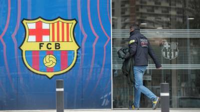 Обыски в офисах клуба и подозрения в коррупции: что известно о задержании экс-президента «Барселоны» Бартомеу