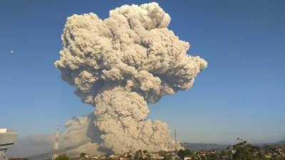 Вулкан Синабунг накрыл Суматру облаком пепла