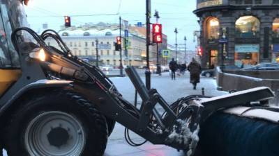 Неподвижный тракторист привлек внимание петербуржцев