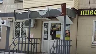В Нижнем Новгороде обрушился козырек магазина, чудом не пострадал дворник