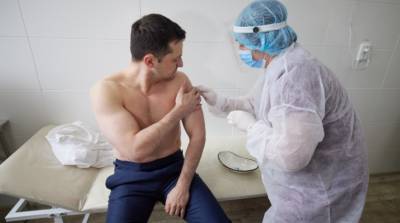 Зеленский вакцинировался от COVID-19 на Луганщине вместе с военными