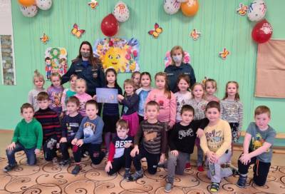 Пожарные Лужского района встретились с детсадовцами по случаю Дня спички