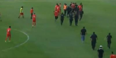 Арбитров спасала полиция. В Аргентине футболисты и зрители во время матча напали на судей — видео