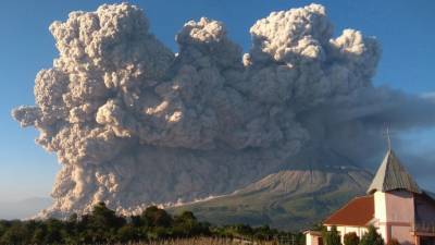 Извержение вулкана на Суматре восхитило россиян и напугало бирманцев