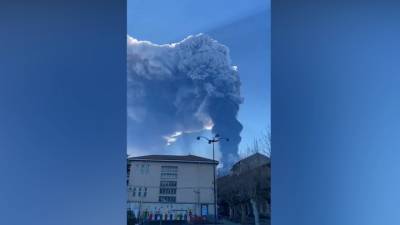 Этна засыпает итальянскую Катанию пеплом и камня