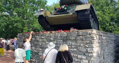 Посольство РФ требует найти вандалов, осквернивших танк-памятник у Нарвы