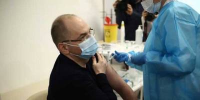 Минздрав разрешил прививать общественных деятелей без очереди для популяризации прививок