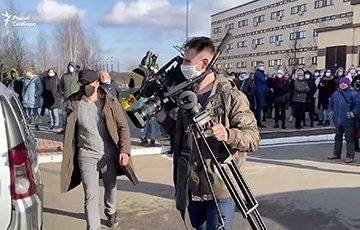 Белорусы устроили коридор позора пропагандистам из госСМИ
