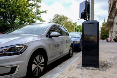 В Праге установят специальные уличные фонари с интегрированной зарядкой для электромобилей (до 6000 штук в ближайшие 6 лет)