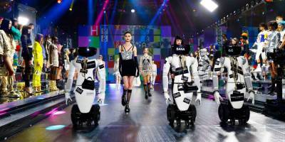 С роботом на подиуме. Dolce & Gabbana представил новую коллекцию на Неделе моды в Милане