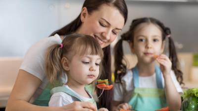 Что нельзя говорить ребенку во время еды: 8 фраз, которые навредят малышу