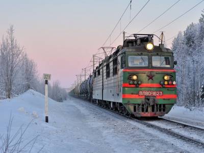 В Челябинской области грузовой поезд сбил монтера пути