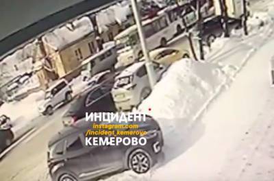 Момент столкновения пяти автомобилей в Кемерове попал на видео