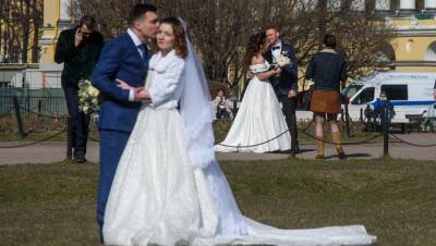 В ЗАГСах Петербурга запретили свадьбы супругов-юбиляров