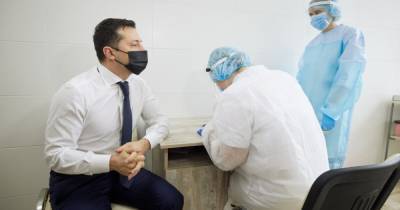 "Путь возвращения к нормальной жизни": Зеленский прорекламировал COVID-вакцинацию