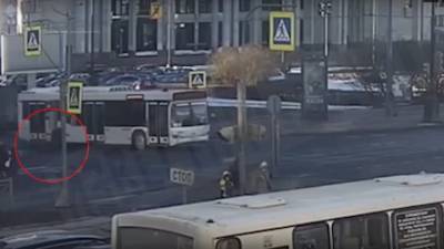 Автобус сбил школьника на самокате в Петербурге