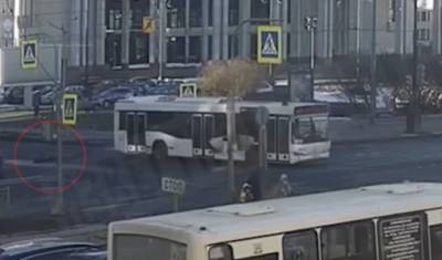 Мальчика на самокате сбил автобус у станции метро «Парк Победы»
