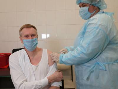 Глава Нацслужбы здоровья получил прививку от COVID-19 неиспользованной дозой вакцины