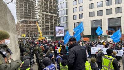 В Киеве прошла акция против закрытия оппозиционных телеканалов