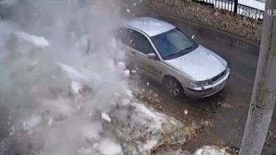 Падающий с крыши лед едва не убил прохожую в Костроме. Видео
