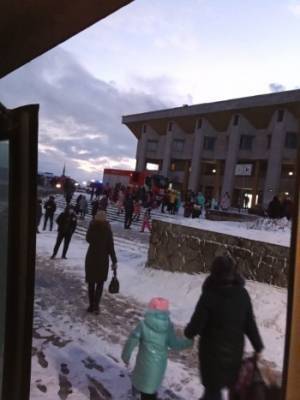 Дворец Металлургов в Череповце заминирован: спешная эвакуация попала на видео
