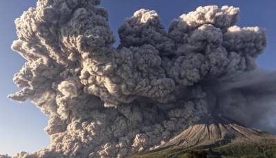 В Австралии бушует циклон «Ниран», а в Индонезии проснулся вулкан