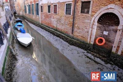 В Венеции из-за отливов пересохли каналы