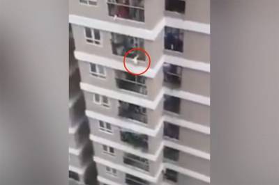 Вьетнамец поймал выпавшую с 12-го этажа девочку